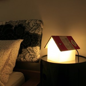 Kombinerad bordslampa och bokstöd bokstöd i form av en lampa